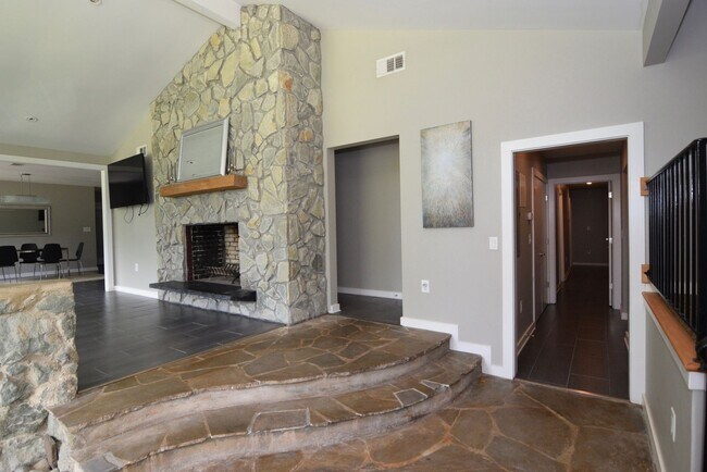 Building Photo - $3,700 - Striking 8 bed/4 bath house for r...