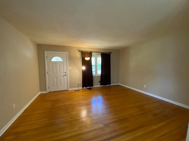 Foto del edificio - 899 Tamarack Ave