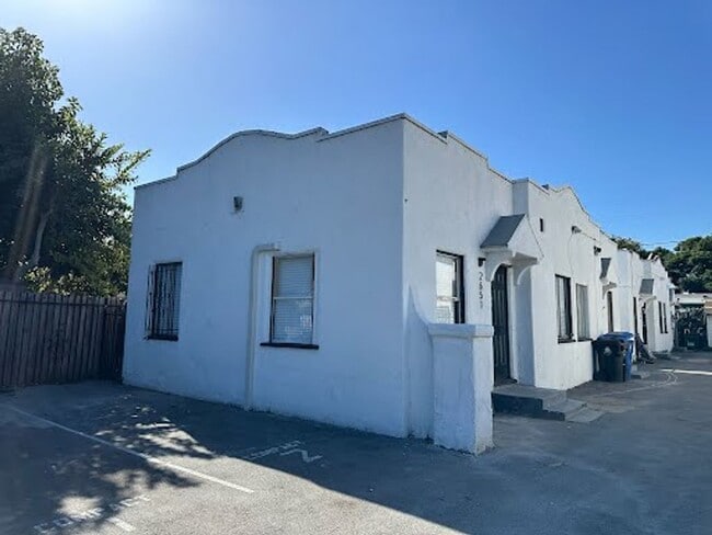 Building Photo - Newly Renovated 1 Bedroom in West Adams