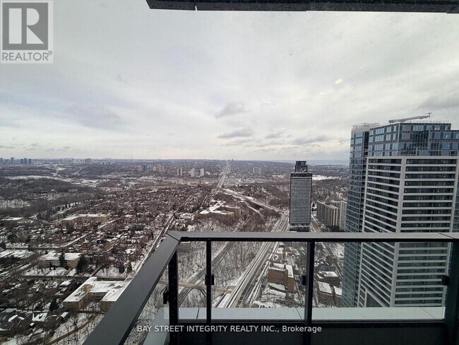 Building Photo - 395 Bloor St E