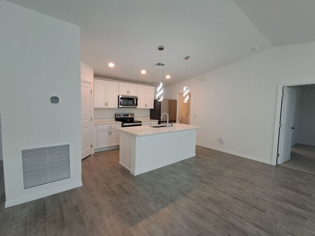 Foto del edificio - $500.00 Off First Month!!! Beautiful New 3/2 home in Lehigh!!!!