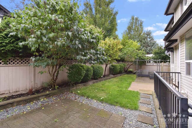 Photo du bâtiment - Stunning 5-Bed, 4-Bath Home with Dual Kitc...