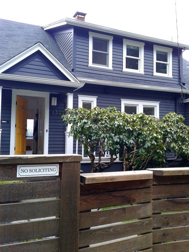 Primary Photo - 4322 SW Hamilton Terrace