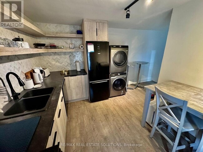 Building Photo - 206 Bathurst St