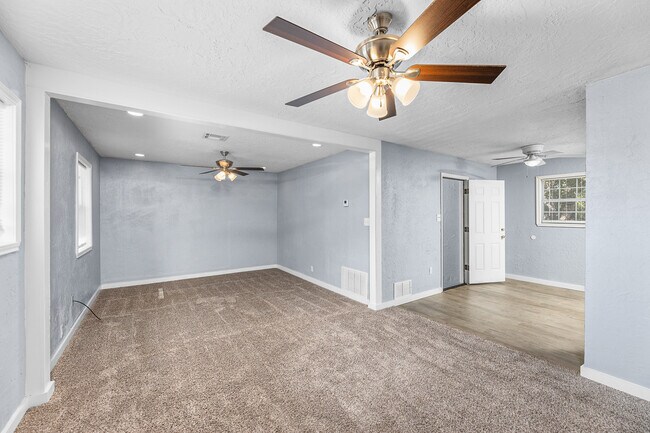 Building Photo - 910 SW 37th St