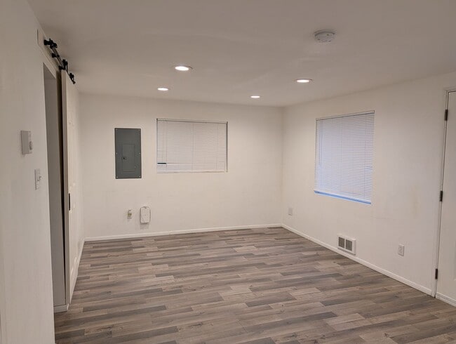 Foto del edificio - 107 E Section St