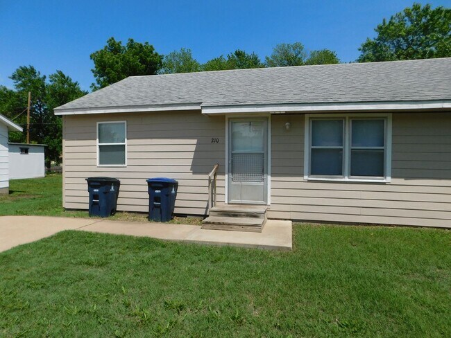 Building Photo - Very clean 2 bedroom/1 bath duplex in El D...