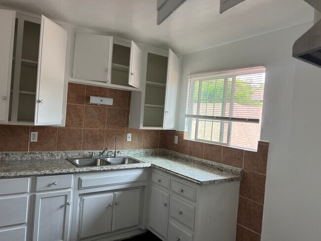 Kitchen - 1380 N Los Robles Ave