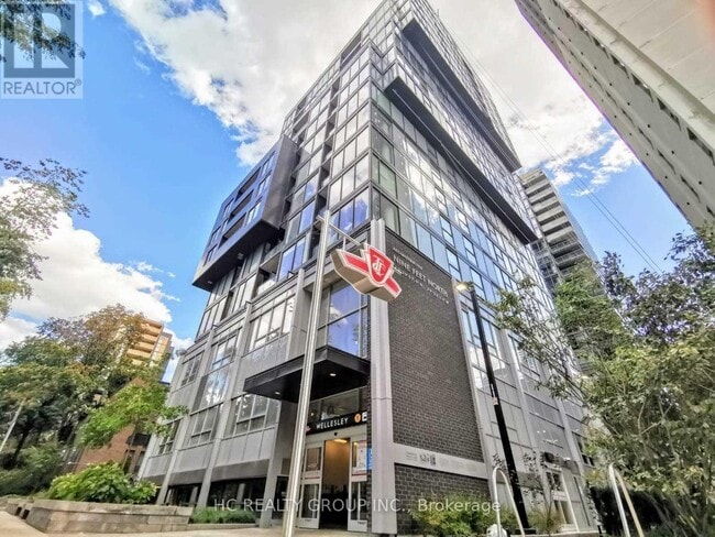Building Photo - 17-1717 Dundonald St