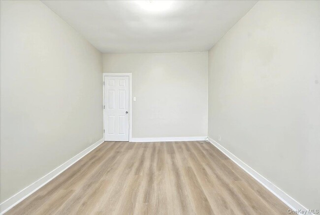 Building Photo - 943 E 232nd St