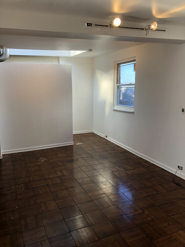 Building Photo - 2360 N Lincoln Ave