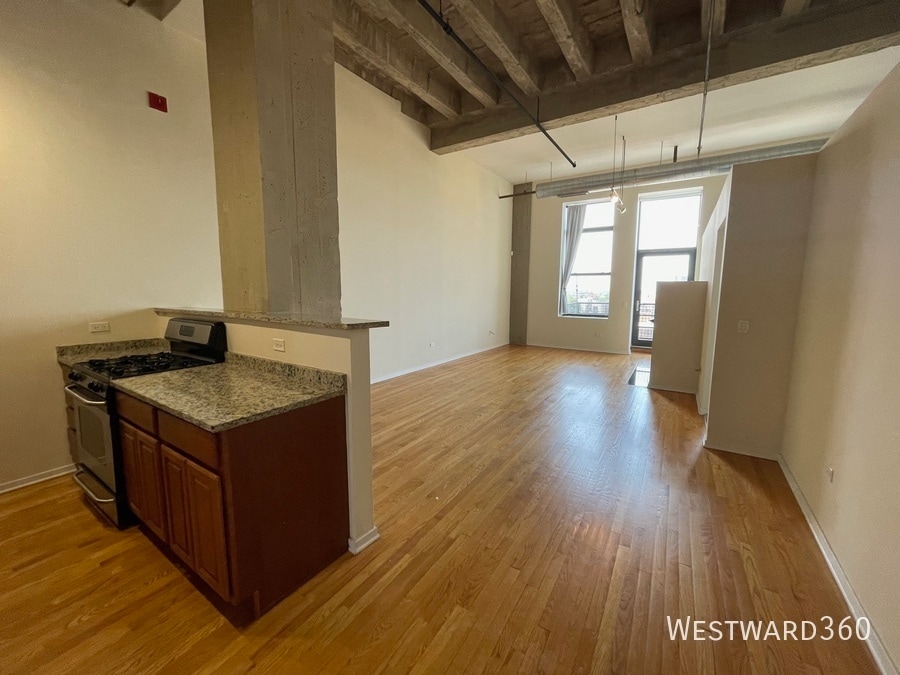 Foto principal - 1645 W Ogden Ave