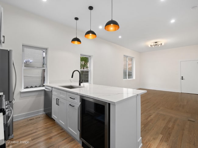 Photo - 2142 N Maplewood Ave Apartment