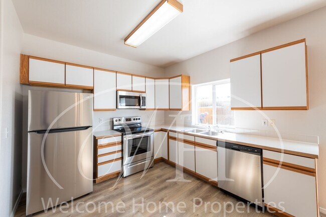 Foto del edificio - Enjoy the Open Floor Plan and Generous Storage in this College Place Duplex