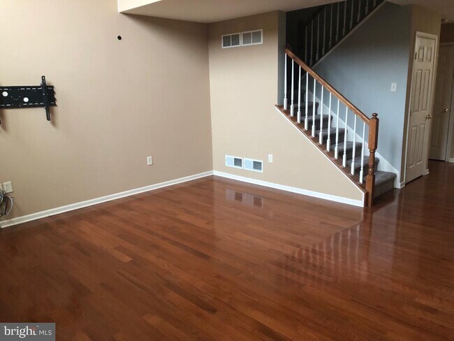 Building Photo - 432 Maywood Court