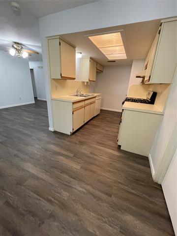 Building Photo - 4926 Pinehurst Dr