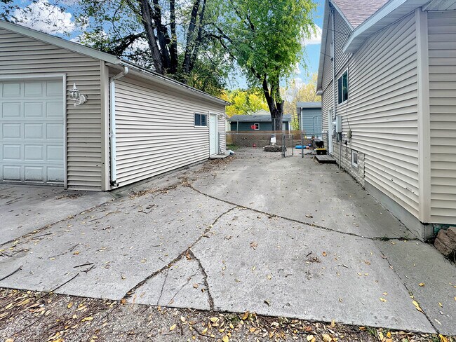 Aparcamiento - 1118 9th Ave N