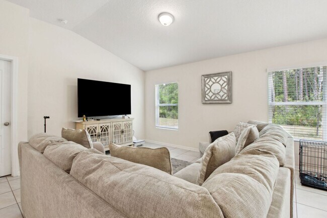 Building Photo - 4 Bedroom Close to shopping and schools