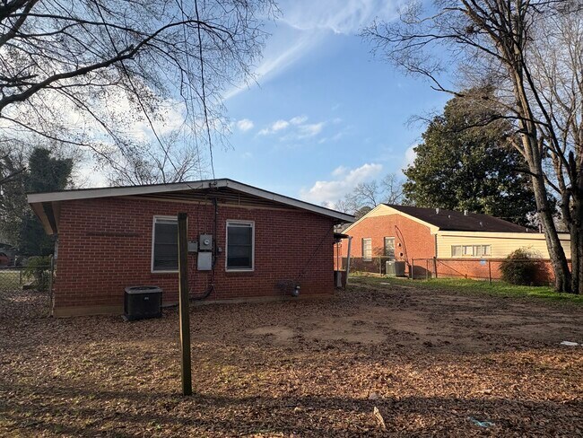 Building Photo - 622 6th St