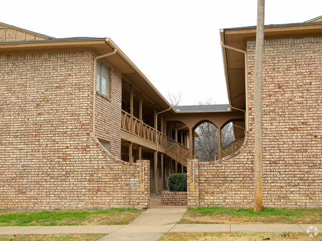 Building Photo - Four Oaks