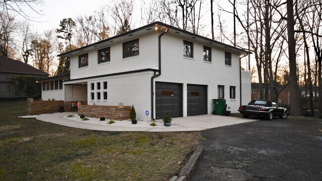 Foto del edificio - 5755 Doncaster Dr