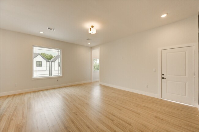 Foto del edificio - 811 E 39th St