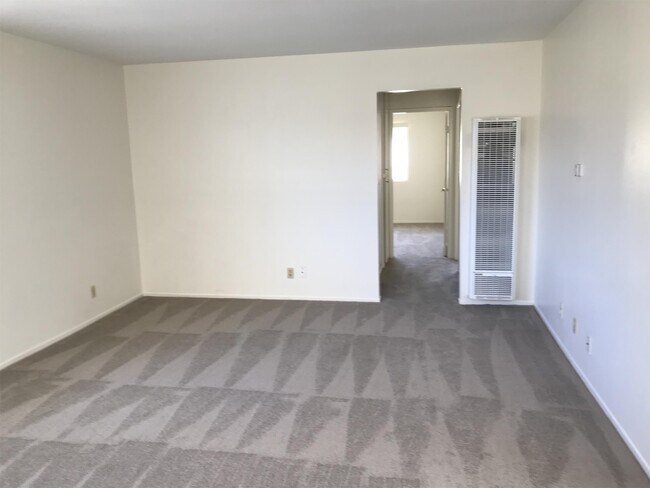 Building Photo - 520 J Ct