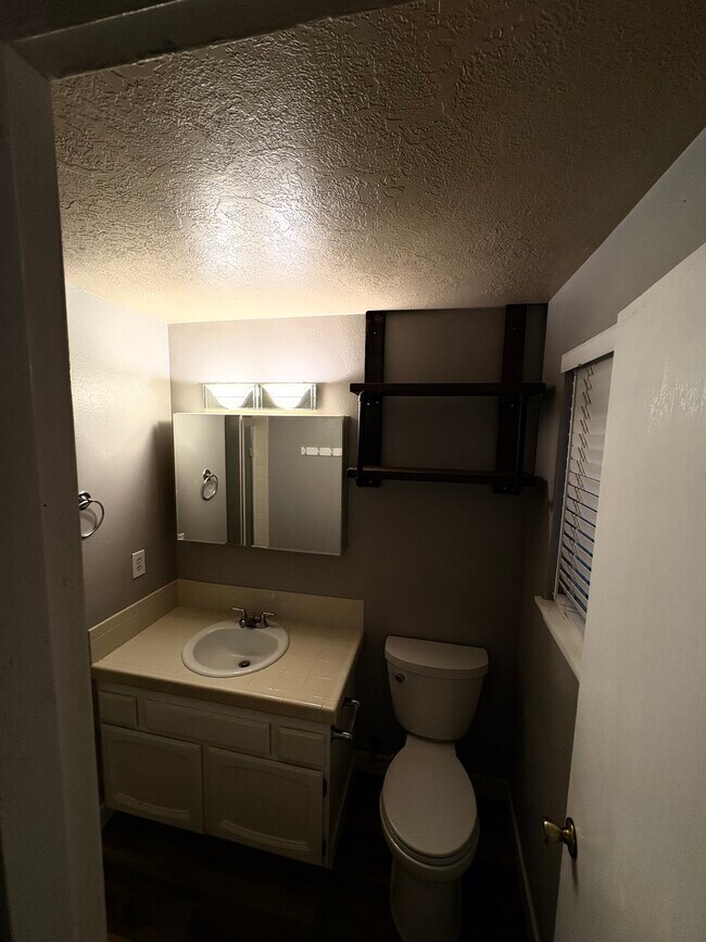 Building Photo - 1405 E Bergeson St