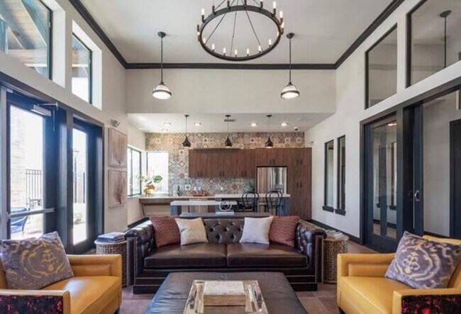 Foto del edificio - 4611 N Interstate 35 Frontage Rd