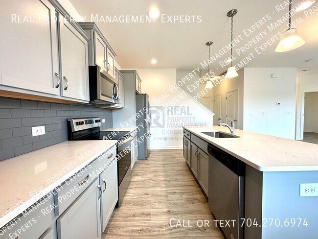 Foto del edificio - Must See 4 Bedroom / 2.5 Bath Home with 2 ...