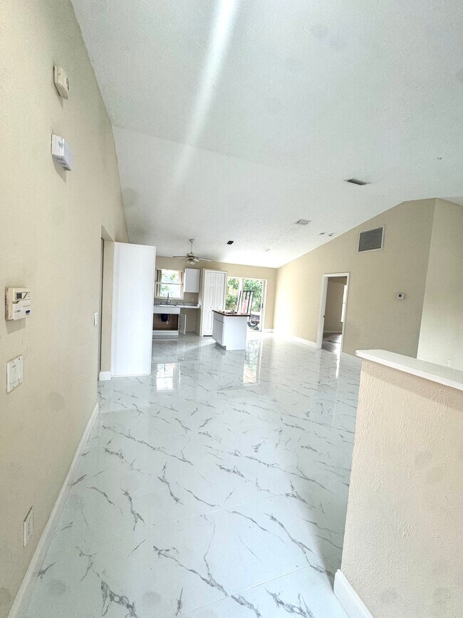 Foto del edificio - 652 SW Sarazen Ave