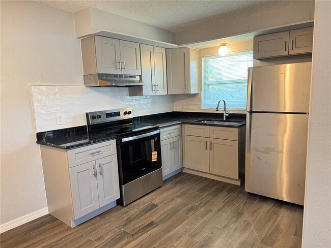 Foto del edificio - 904 Lake Palms Dr