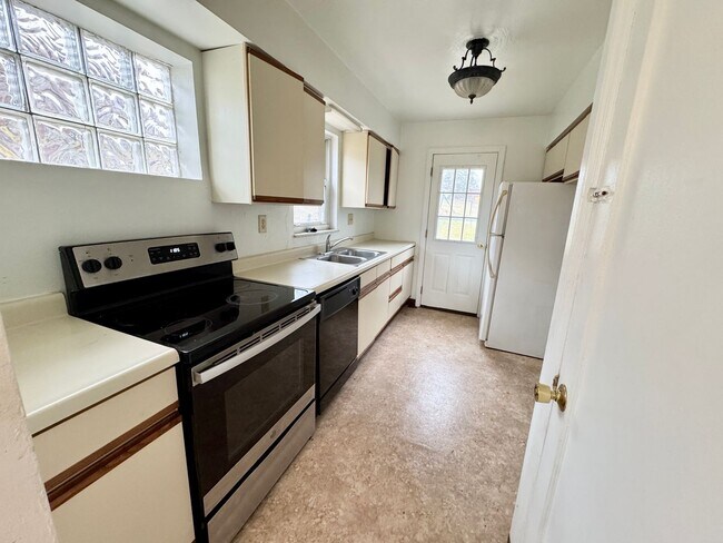 Foto del edificio - Beautiful Three Bedroom with Basement and Garage