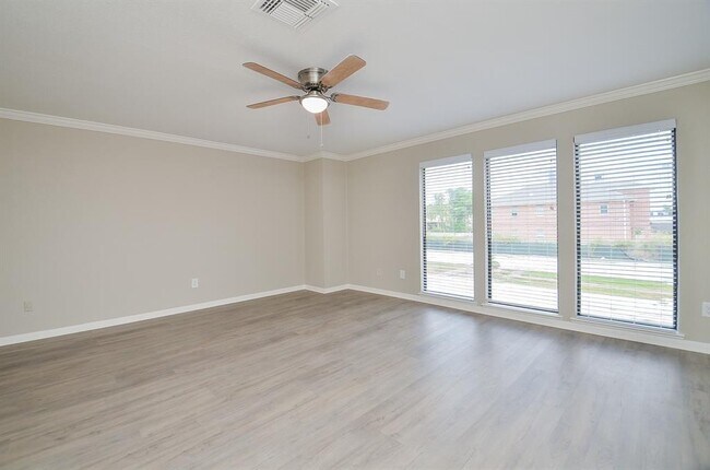 Foto del edificio - 5630 Fairdale Ln