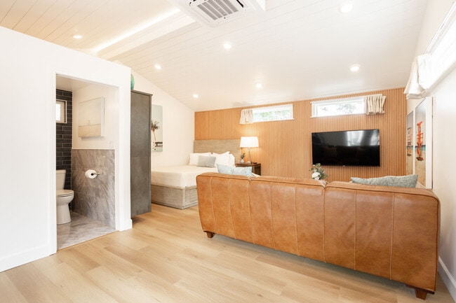 Building Photo - 1740 E Washington St