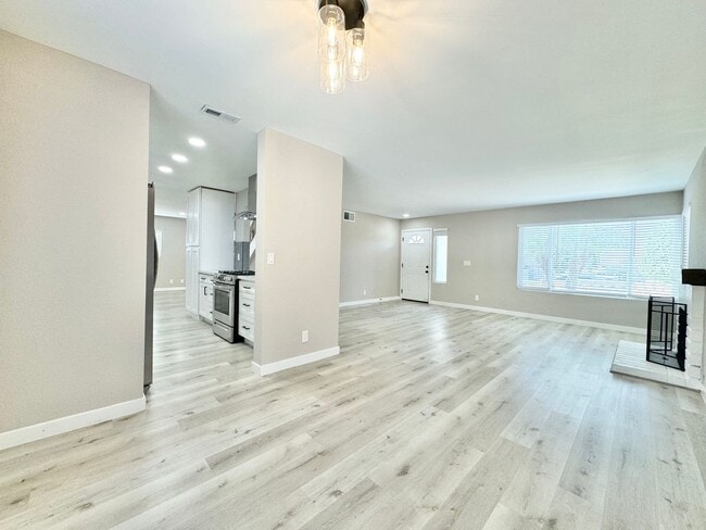 Building Photo - Beautifully Updated 4B/2.5BA House with Solar and A/C!