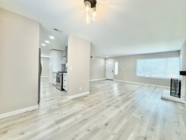 Foto del edificio - Beautifully Updated 4B/2.5BA House with Solar and A/C!