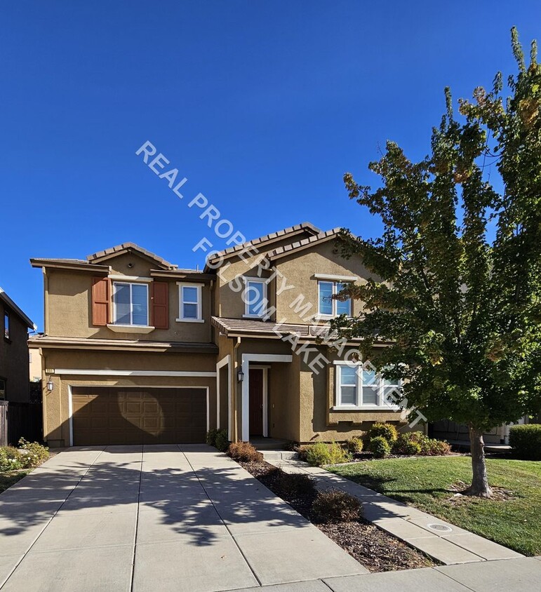 Foto principal - Spacious 4-Bedroom Home in Newer Folsom Ne...