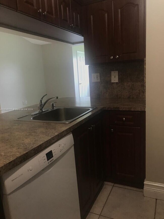 Foto del edificio - 6740 NW 175th Ln