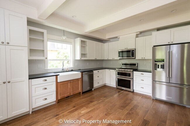 Foto del edificio - Beautiful Home Across the Street from Drake Park!