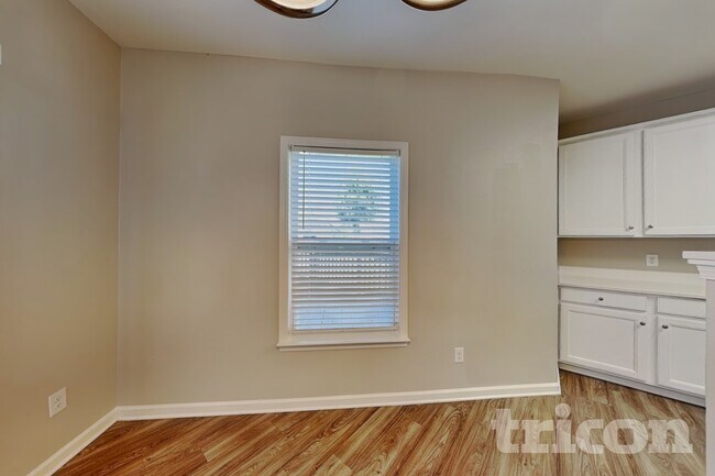 Building Photo - 807 Chastain Ave