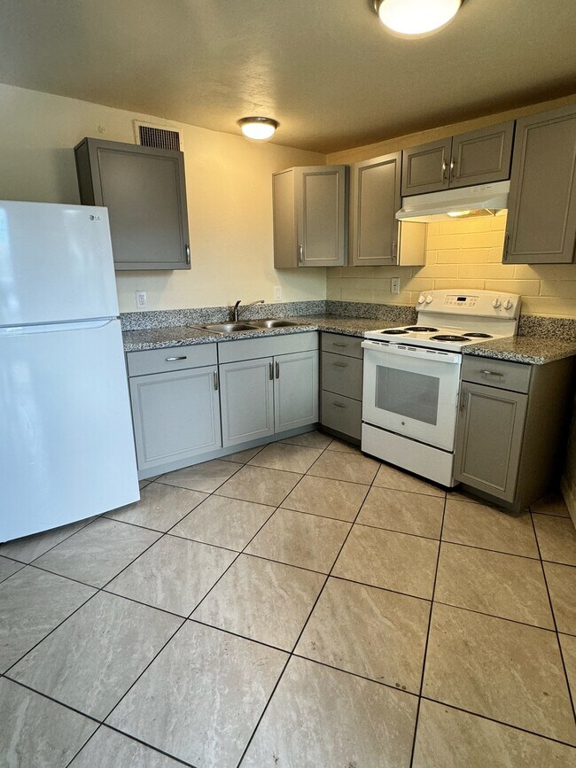 Foto del edificio - 1537 W Roger Rd