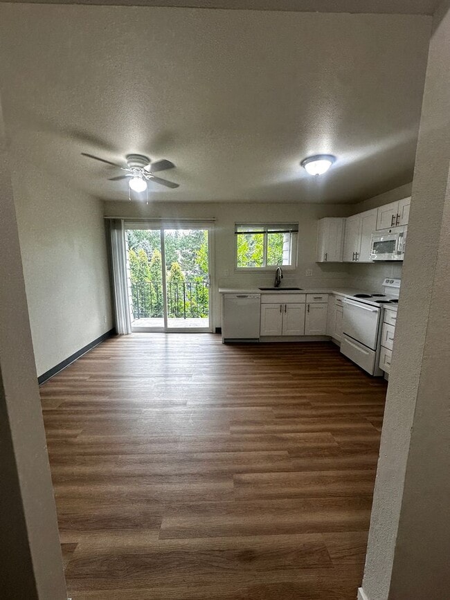 Building Photo - Spacious 3-Bedroom Apartment with Limited-...