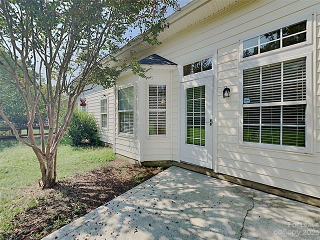 Foto del edificio - 6977 Honey Tree Ln