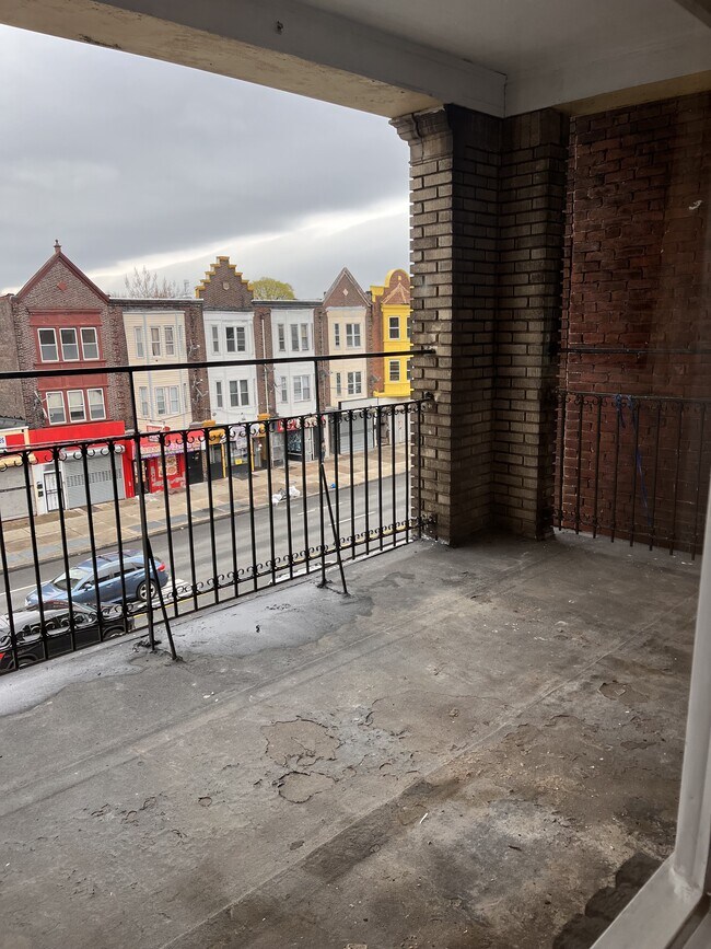 Balcony - 4942 N Broad St