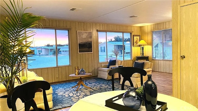 Foto del edificio - 720 Santo Tomas Dr