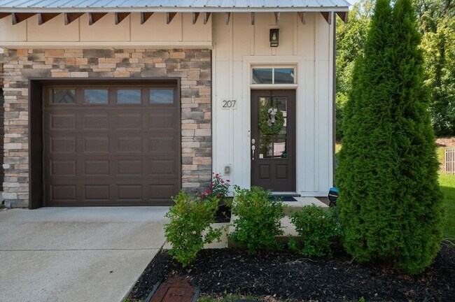 Foto del edificio - 207 Stonecrest Cir
