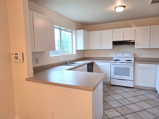 Building Photo - ~~$300 Off 3rd Months Rent~~Spacious 4 bed...