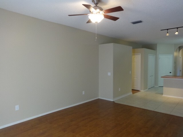 Foto del edificio - 523 Royal Ridge St