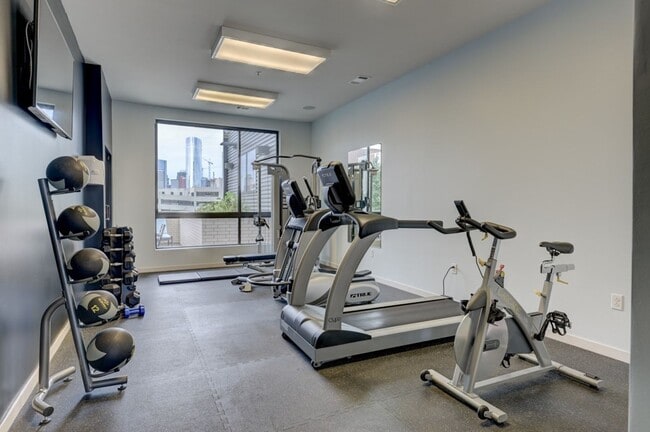 Building Photo - Sleek 1 Bedroom Condo walkable to all thin...